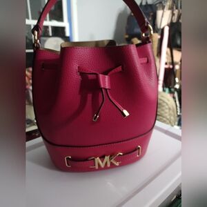 NWOT Michael Kors Reed Medium Pebbled Leather Bucket Bag